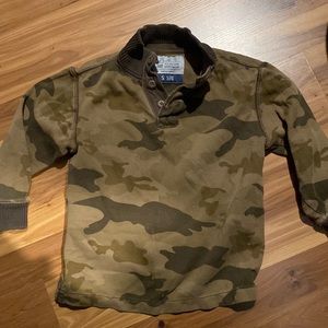 Childrens place 5/6 camo Henley
